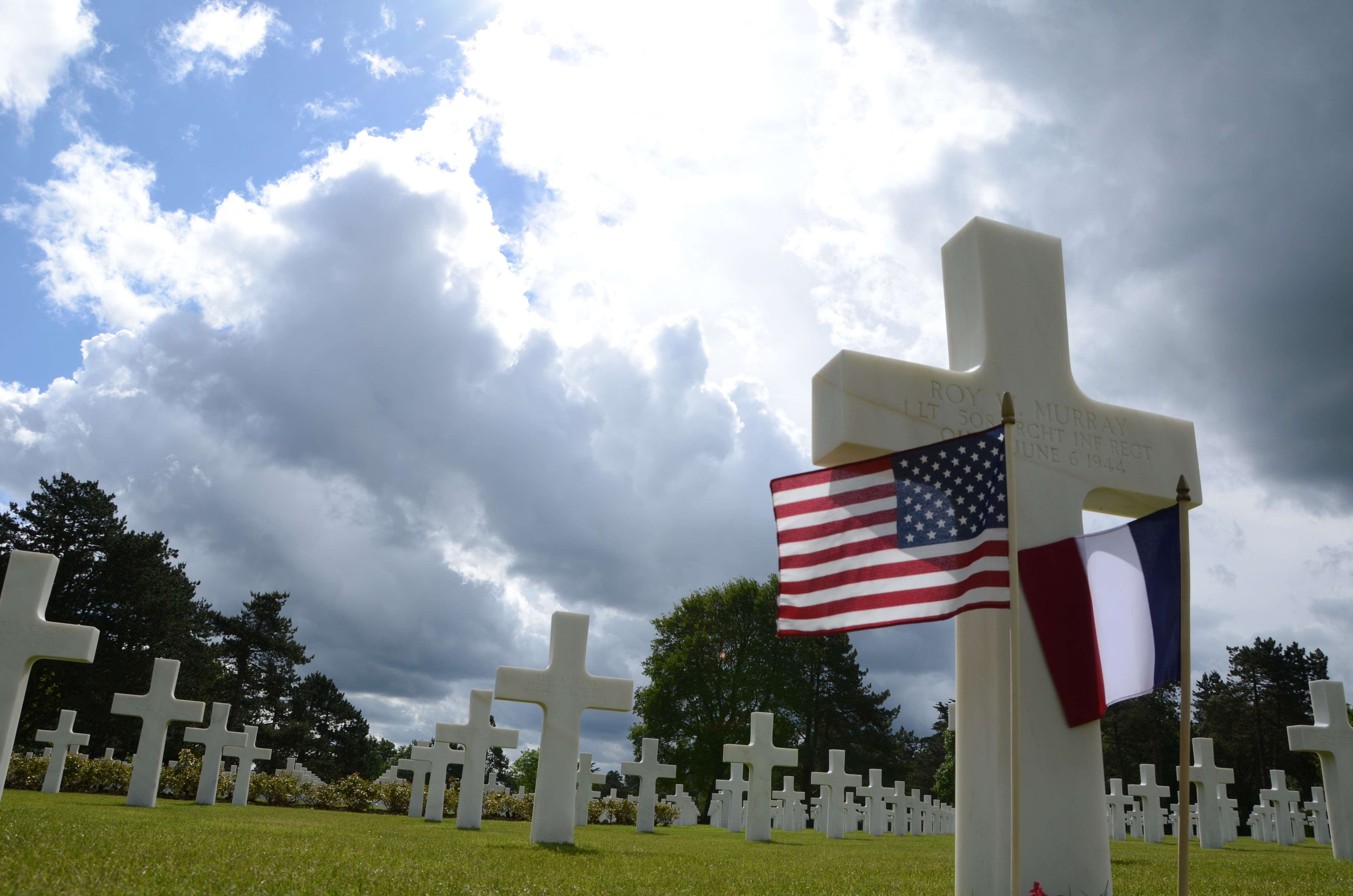 Cimetière américain sépulture avec drapeaux