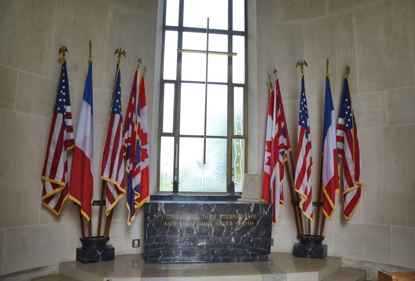 Cimetière américain mémorial drapeaux dans la chapelle