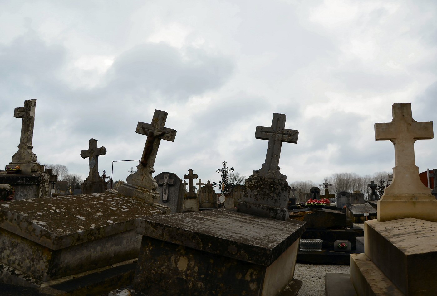 Tombes penchées avec croix en pierre