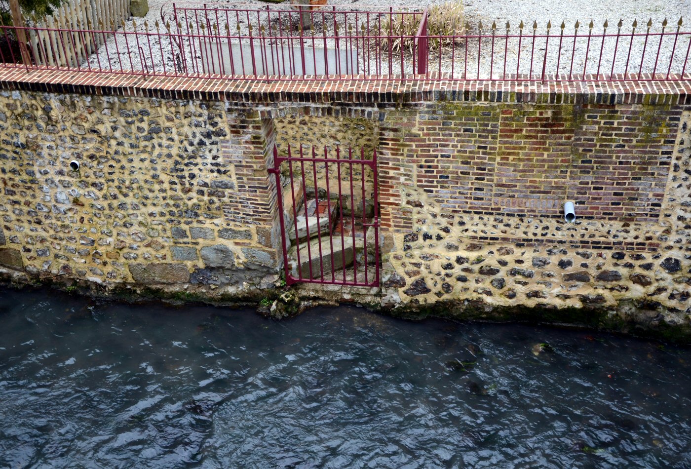 Mur avec porte ouvrant sur l'eau à l'Aigle
