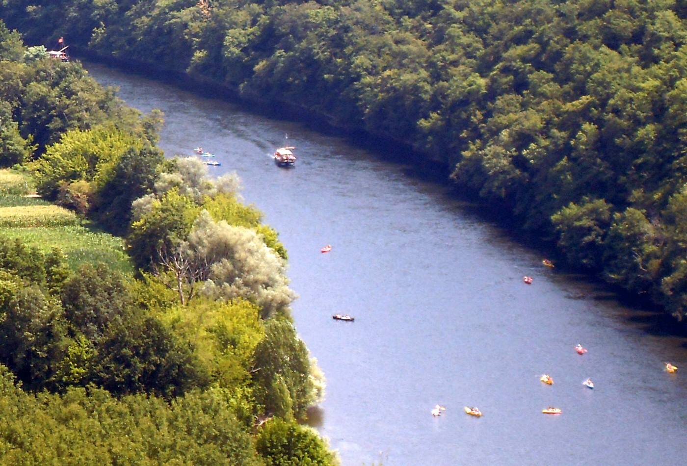 Rivière en Dordogne avec bateaux